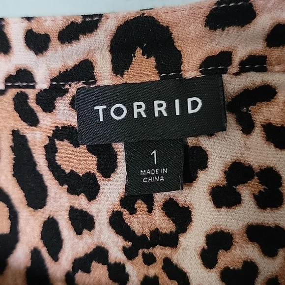 Torrid size 1 Mobwife leopard print crepe tie front button sleeveless top - Picture 3 of 7